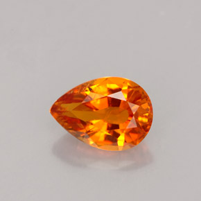 Clinoumite Giallo-arancione naturale da 0.97 ct, Forma a pera, VS