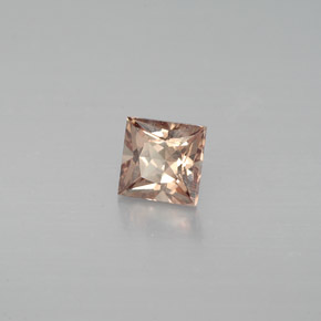 Granato cangiante Rosato a rosso-rosa naturale da 0.54 ct, Quadrato, VVS-VS