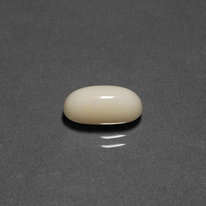 Corallo naturale crema da 2,21 ct, taglio ovale, opaco