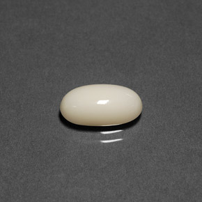 Corallo Bianco naturale da 2.23 ct, Taglio ovale, Opaco