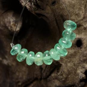 Smeraldo naturale verde da 3,79 ct, forma fantasia, traslucido