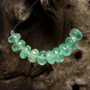 Smeraldo naturale verde da 3,79 ct, forma fantasia, traslucido