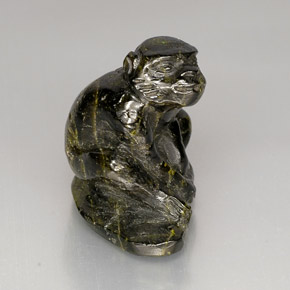 Epidoto naturale verde da 38,79 ct, forma fantasia, opaco