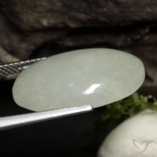 Giadeite Verde chiaro caldo naturale da 12.73 ct, Ovale, Traslucido