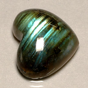 Labradorite naturale multicolore da 12,57 ct, a forma di cuore, traslucido