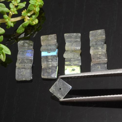 Labradorite naturale multicolore da 4,50 ct, quadrato, traslucido