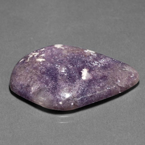 Lepidolite naturale viola da 25,88 ct, forma fantasia, opaco