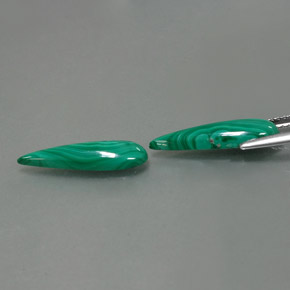 Malachite naturale verde da  ct, taglio a pera, opaco