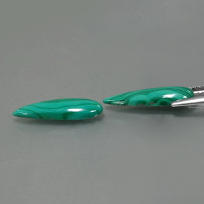 Malachite naturale verde da  ct, taglio a pera, opaco