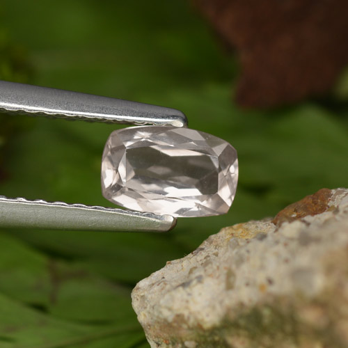 Morganite Rosa chiaro naturale da 0.46 ct, Taglio a cuscino, VVS