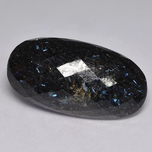 Nuummite Nero con scintillio blu naturale da 31.81 ct, Taglio ovale, Opaco
