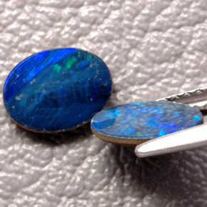 Doppietto di opale naturale multicolore da  ct, taglio ovale, opaco