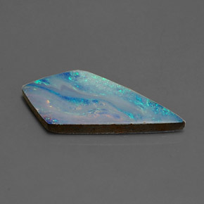 Doppietto di opale naturale multicolore da 7,60 ct, forma fantasia, opaco