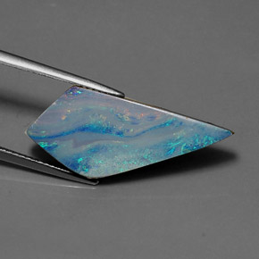 Doppietto di opale naturale multicolore da 7,60 ct, forma fantasia, opaco