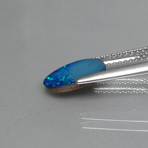 Doppietto di opale naturale multicolore da 0,83 ct, forma fantasia, opaco