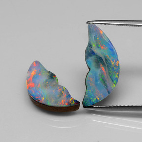 Doppietto di opale naturale multicolore da  ct, forma fantasia, opaco