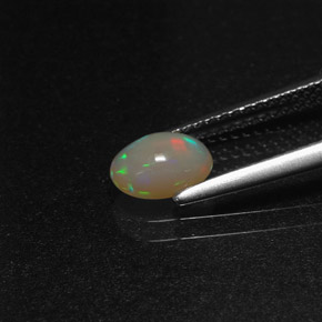 Opale naturale multicolore da 0,58 ct, taglio ovale, traslucido