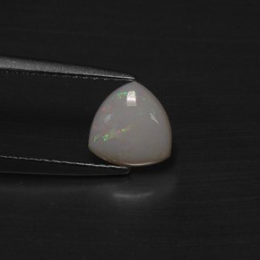 Opale naturale multicolore da 0,60 ct, trillion, traslucido