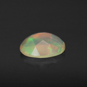Opale naturale multicolore da 0,74 ct, taglio ovale, traslucido