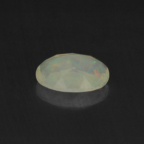 Opale naturale multicolore da 0,65 ct, taglio ovale, trasparente