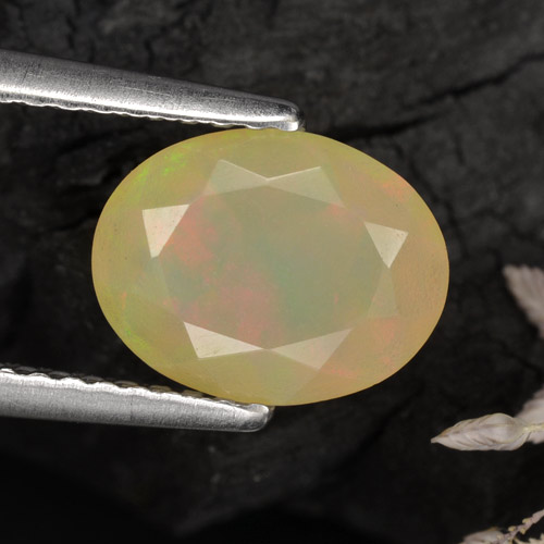 Opale naturale multicolore da 1,04 ct, taglio ovale, traslucido