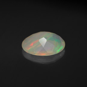 Opale naturale multicolore da 1,40 ct, taglio ovale, traslucido