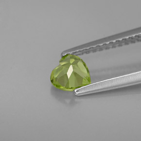 Peridoto naturale verde da 0,56 ct, a forma di cuore, VS