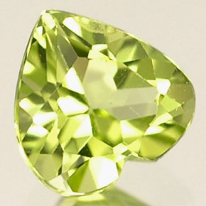 Peridoto naturale verde da 0,50 ct, a forma di cuore, VVS-VS
