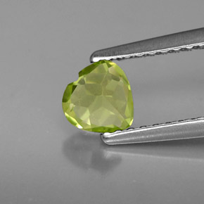 Peridoto naturale verde da 0,57 ct, a forma di cuore, VS