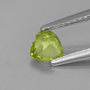 Peridoto naturale verde da 0,44 ct, a forma di cuore, VS