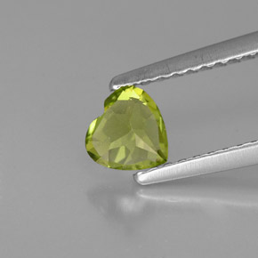 Peridoto naturale verde da 0,49 ct, a forma di cuore, VS