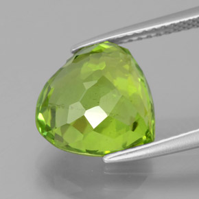 Peridoto Verde medio-chiaro naturale da 5.83 ct, A forma di cuore, VS-SI