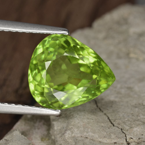 Peridoto Verde medio naturale da 4.54 ct, Forma a pera, VS