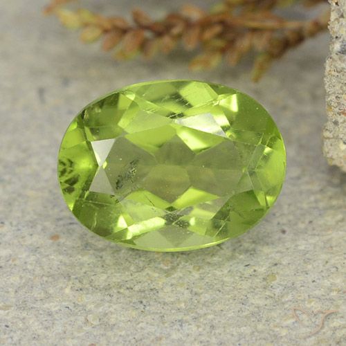 1.39ct Naturale Verde medio Peridoto, Ovale, VS