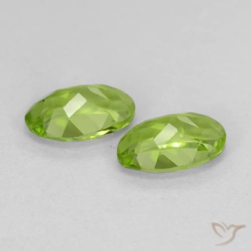 Gemme di Peridoto Verde acceso naturale da 0.94 ct, Ovale, VS