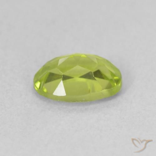 Peridoto Verde medio naturale da 0.93 ct, Ovale, VS