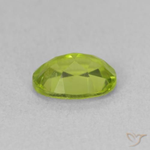 Peridoto Verde medio naturale da 0.95 ct, Ovale, VVS-VS