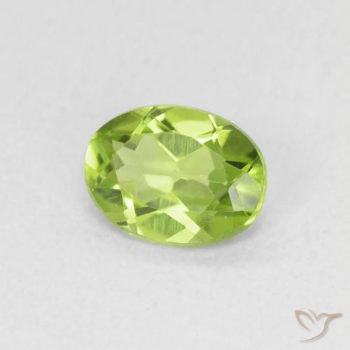 Peridoto Verde medio naturale da 0.69 ct, Ovale, VVS-VS