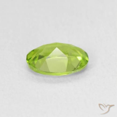 Peridoto Verde medio naturale da 0.69 ct, Ovale, VVS-VS