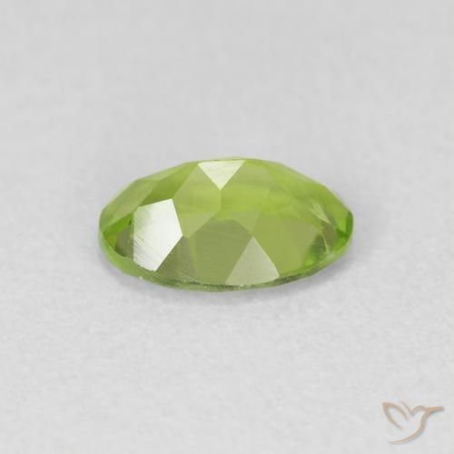 Peridoto Verde medio naturale da 0.84 ct, Ovale, VVS-VS