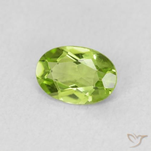 Peridoto Verde medio naturale da 0.69 ct, Ovale, VS