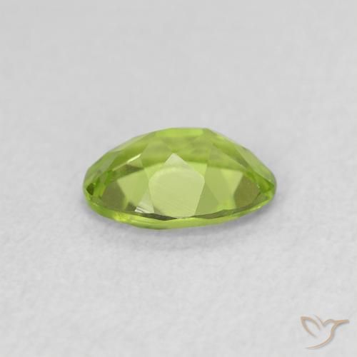 Peridoto Verde medio naturale da 0.77 ct, Ovale, VS