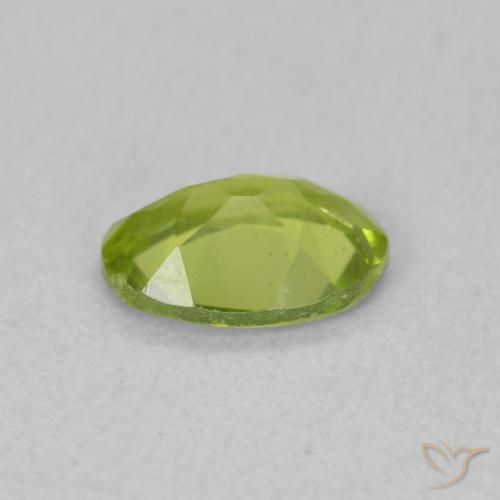 Peridoto Verde medio naturale da 0.74 ct, Ovale, VS