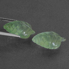 Prehnite naturale verde da 11,01 ct, forma fantasia, traslucido