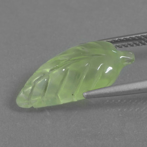 Prehnite naturale verde da 6,66 ct, forma fantasia, trasparente