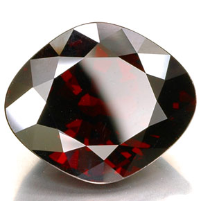 Granato piropo naturale rosso da 21,57 ct, forma fantasia, VVS