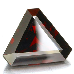 Granato piropo naturale rosso da 8,94 ct, forma fantasia, VVS