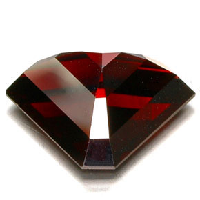 Granato piropo naturale rosso da 8,94 ct, forma fantasia, VVS