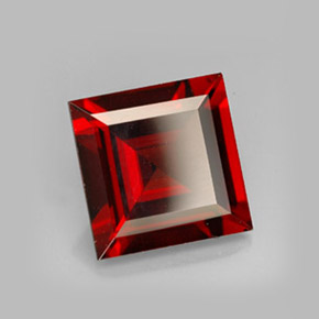 Granato piropo naturale rosso da 3,71 ct, quadrato, VVS