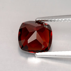 Granato Piropo Rosso scuro naturale da 2.83 ct, Taglio a cuscino, VS